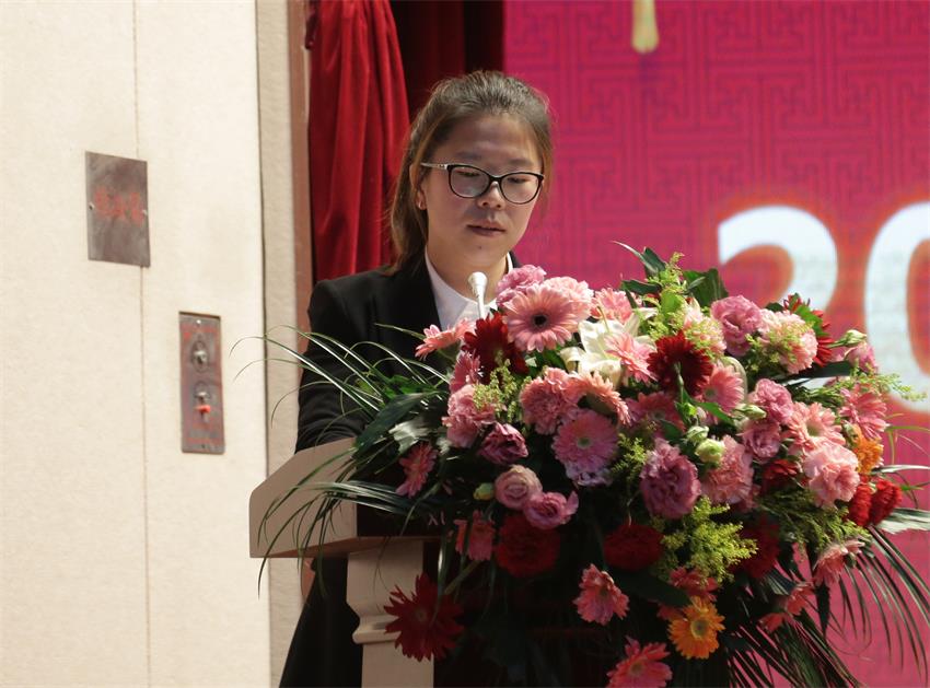集團(tuán)執(zhí)行總裁、江蘇南佛園林公司總經(jīng)理石偉偉同志宣讀人事任免決定
